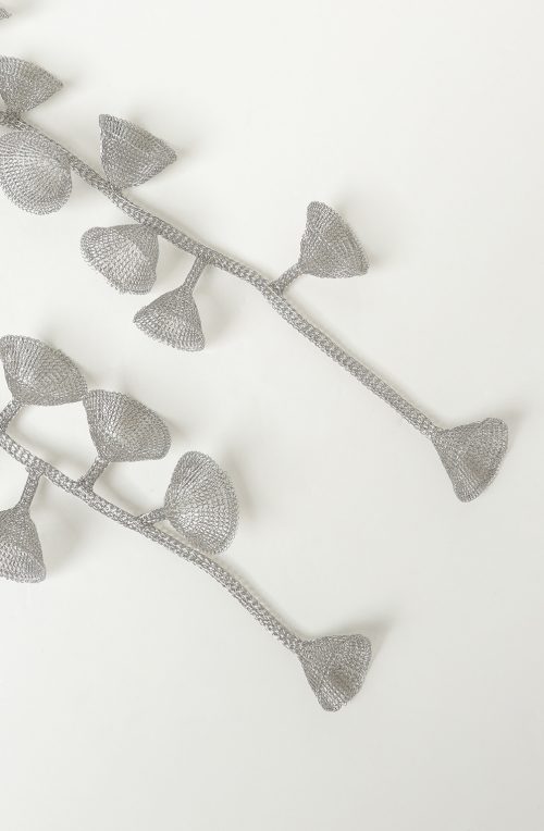 Collana di fiori in acciaio