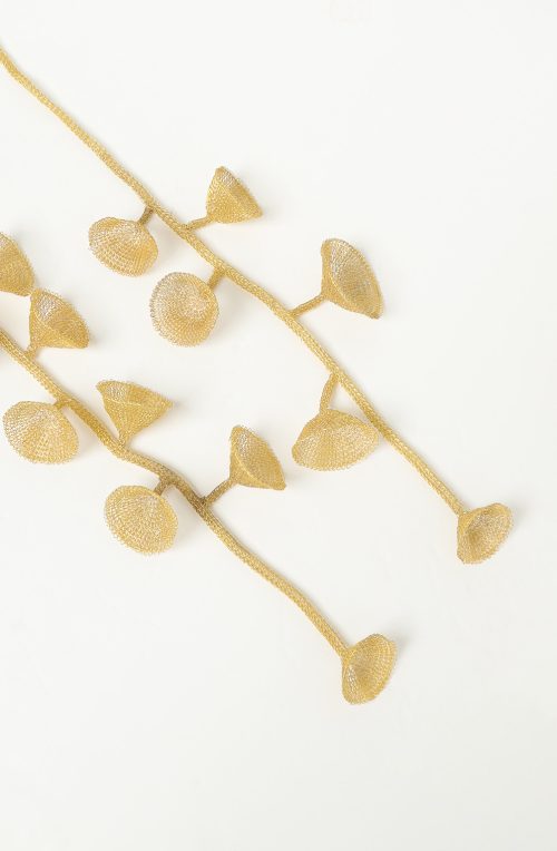 Collana di fiori in ottone